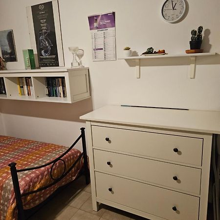Stanza In Appartamento Privato Zona San Vitale Bologna Luaran gambar